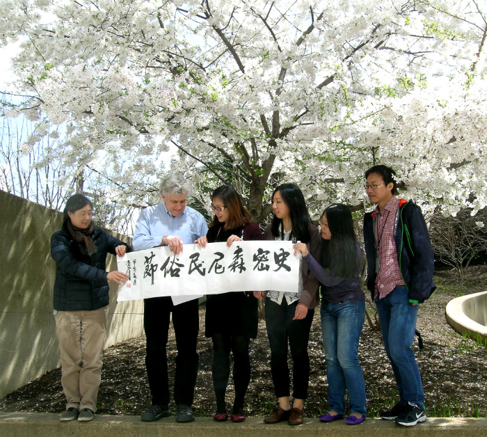 ing’s father wrote this calligraphy, reading “Smithsonian Folklife Festival” in Mandarin, displayed by the China program team: curators Sojin Kim and Jim Deutsch, coordinator Jing Li, assistant Joan Hua, and interns Cindy Xu and Mu Qian. Photo by Elisa Hough