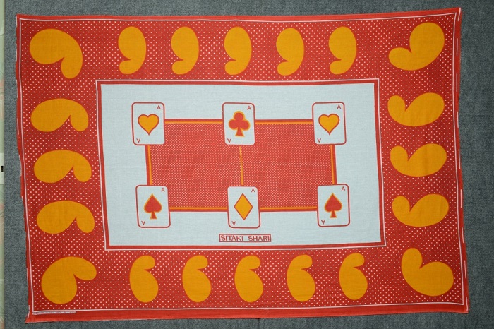 This traditional khanga features the popular cashew shape on its border, as well as a text message, which means “I do not want evil” in Kiswahili. Photo by and courtesy of Howard Zehr