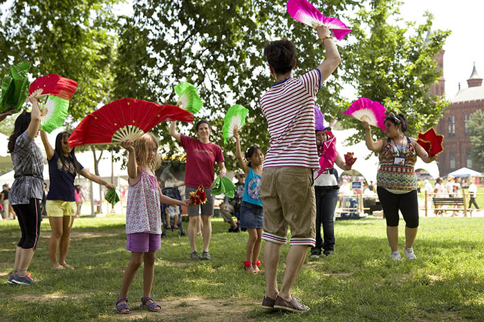 Visitors dance along with a flower drum lantern demonstration.