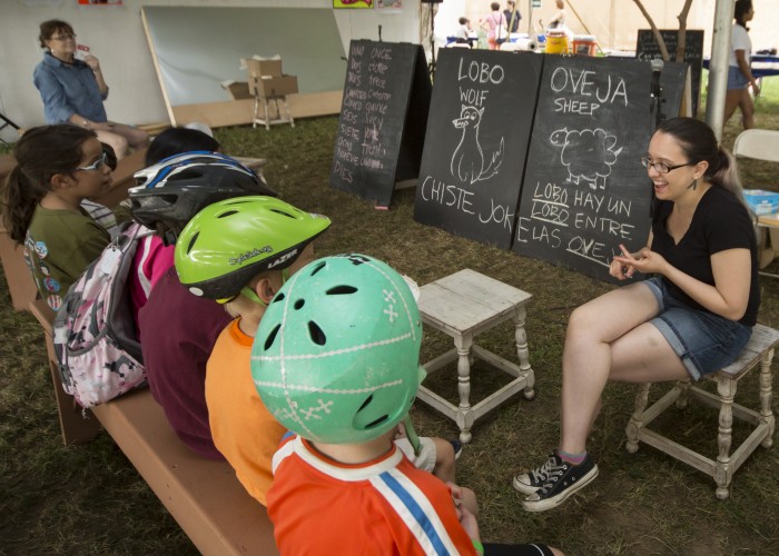 Family activities lead volunteer Tiffany Wilt leads a language lesson in the Wawawasi Kids Corner. Photo by Francisco Guerra, Ralph Rinzler Folklife Archives