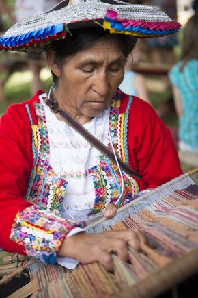 Quitina Huanca Quispe, a member of El Centro de Textiles Tradicionales del Cusco, began weaving a new textile. Photo by Walter Larrimore, Ralph Rinzler Folklife Archives