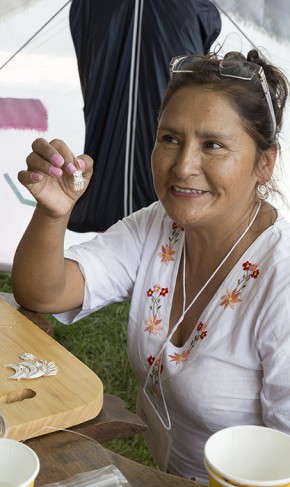 Eda Arroyo Peche completed a pair of silver filigree earrings. Photo by Kadi Levo, Ralph Rinzler Folklife Archives